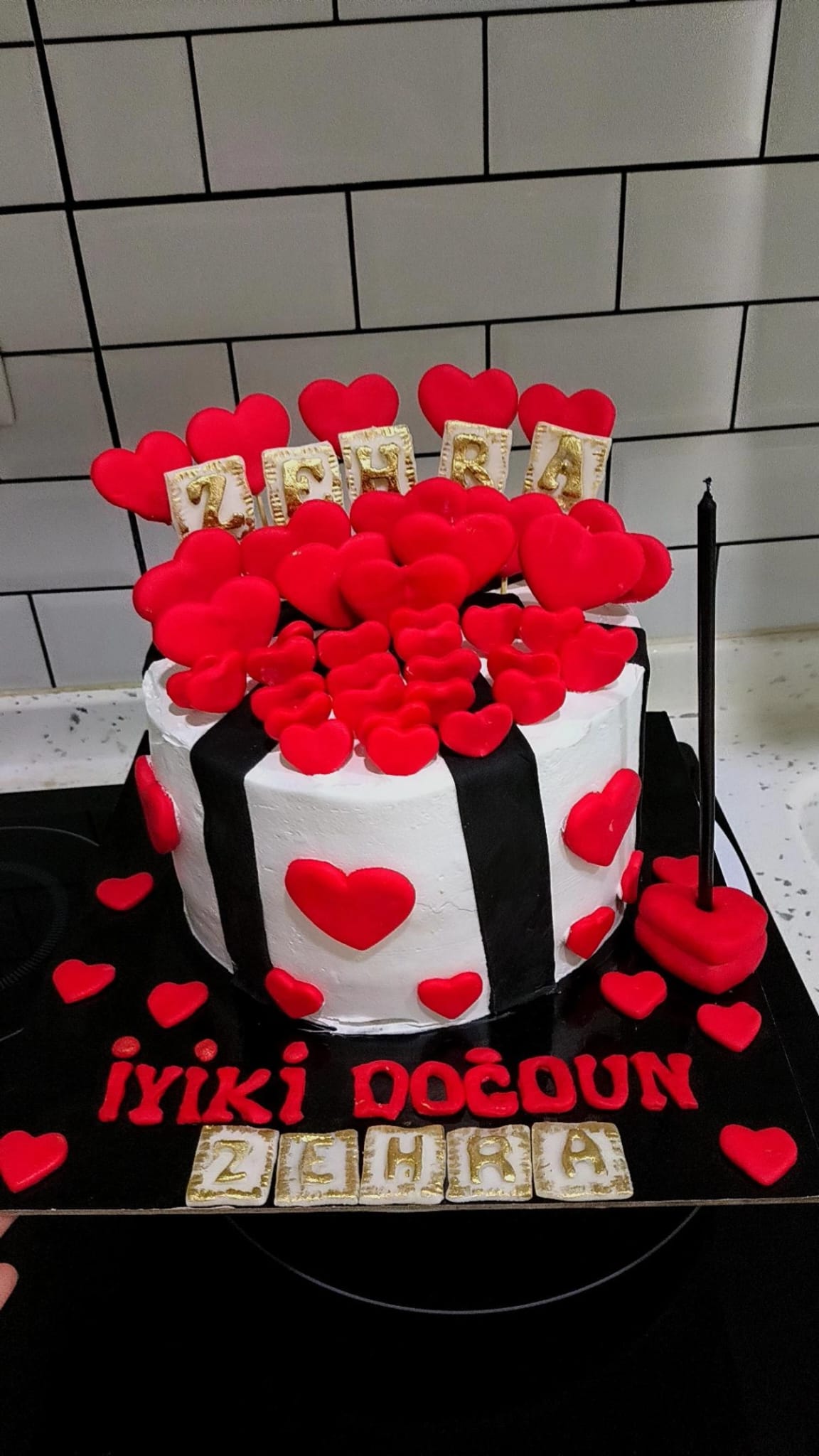 Çilekli tasarım pasta